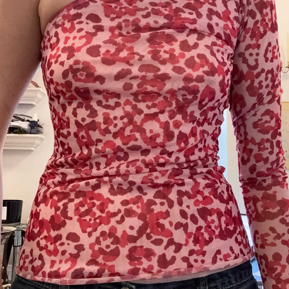 baum und pferdgarten pink cheetah print one shoulder long sleeve mesh top
